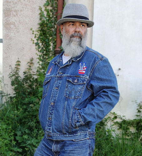 Jeansjacke von Wrangler mit alten Motorrad Patches vorn  blue Denim Größe XL secondhand