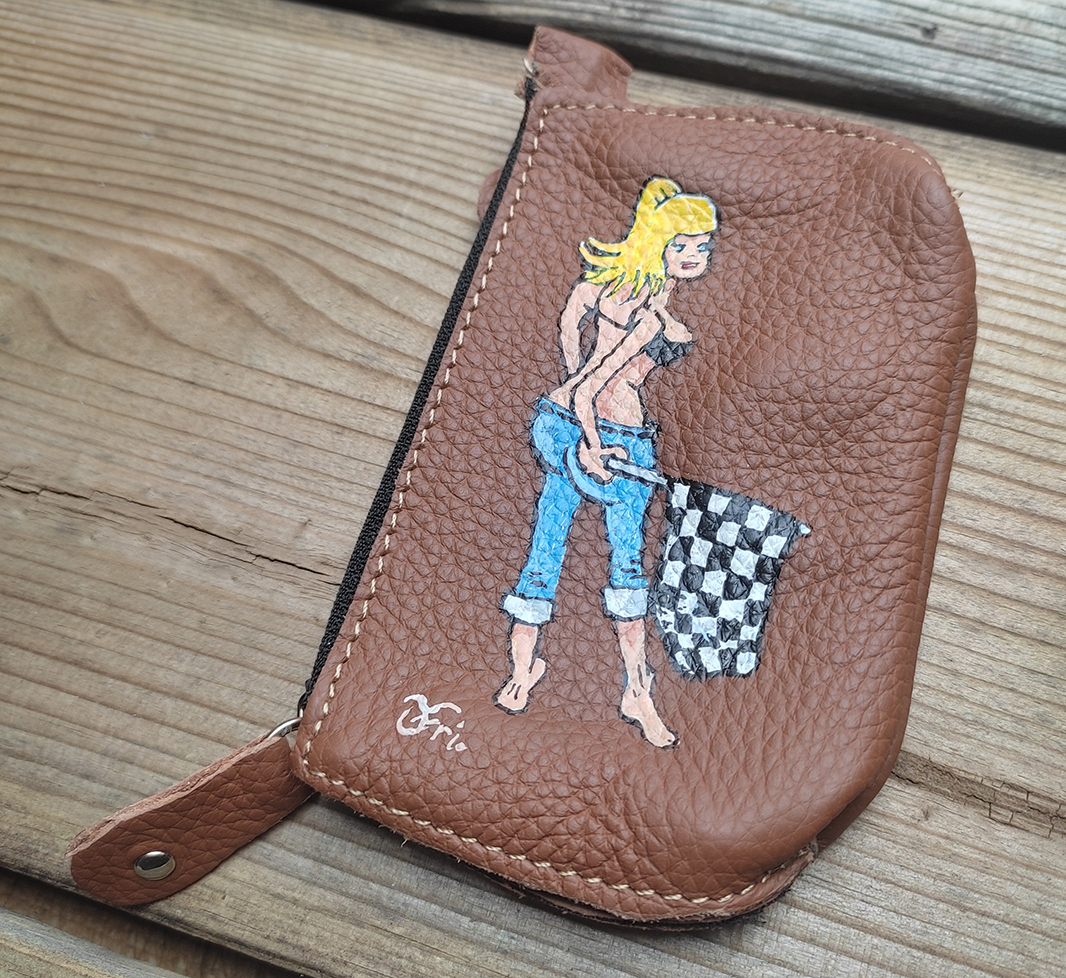 Schlüsseltasche "Flag-Girl" aus Leder, mit exclusive handbemalte Custom Artwork