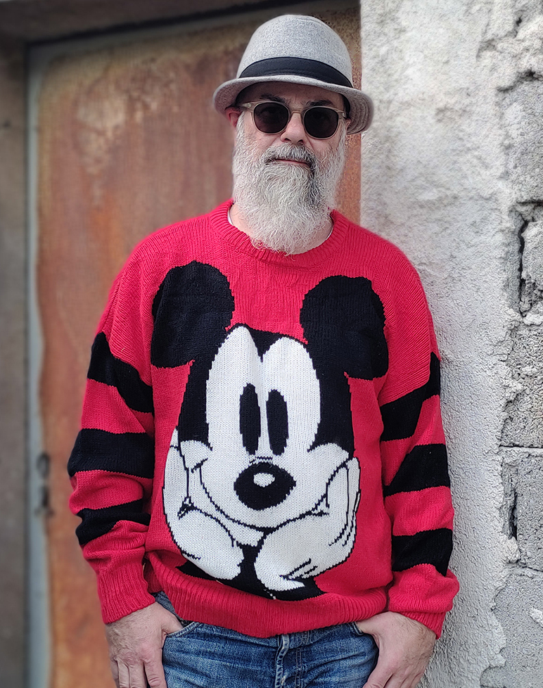Pullover mit Comic Motiv in rot in Größe XL